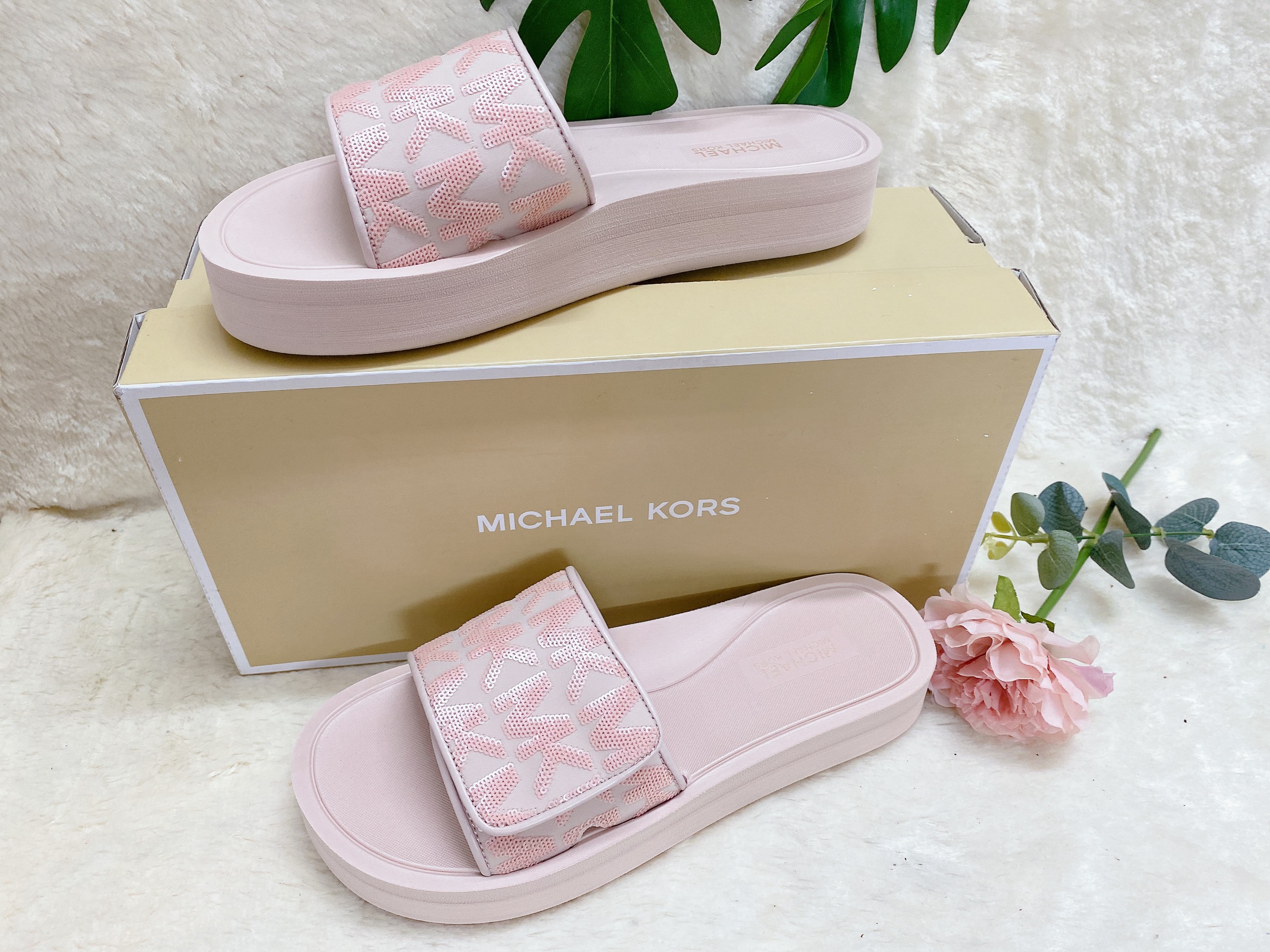 Michael Michael Kors Mk Flipflop Stripe Rose  Tongs chez Sarenza 296023