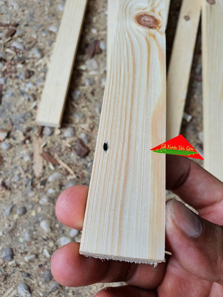 Thanh gỗ thông pallet rộng 2cm-3cm x dài 1m x dày 1.3cm dùng đóng thùng pallet trang trí ngoài trờil