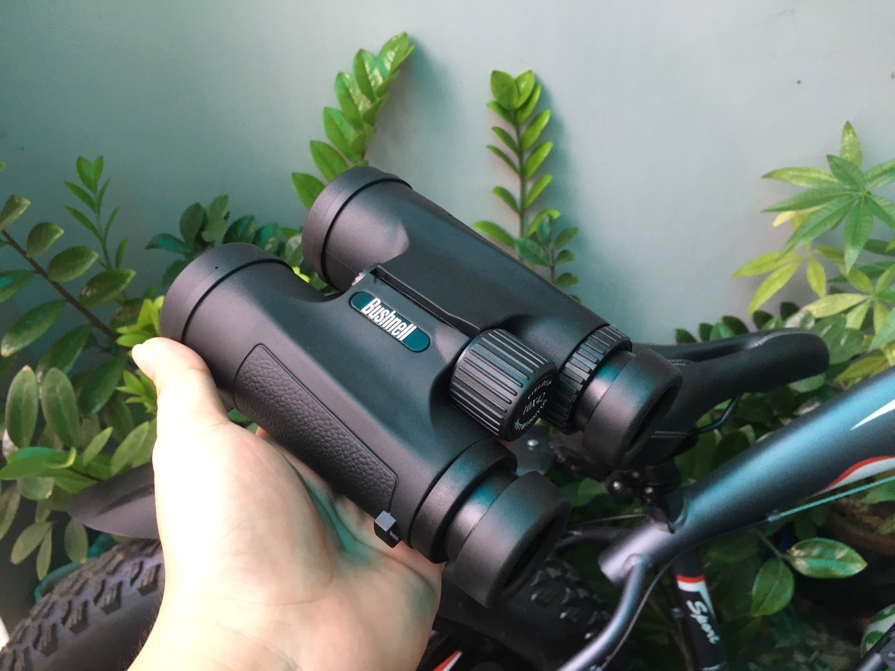 Ống nhòm bushnell 10x42 đen cho anh em đi rừng tìm ong