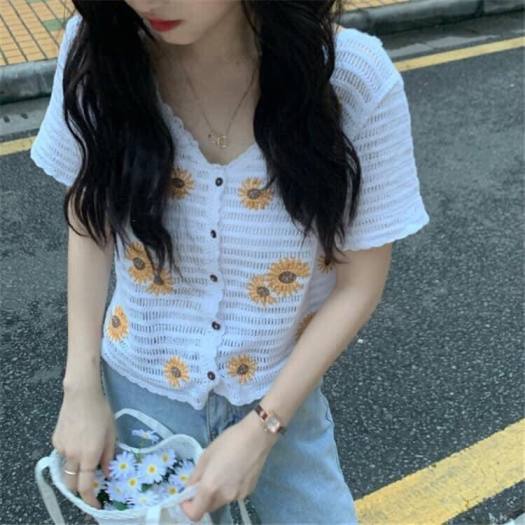 Áo len lửng hoa cúc, hàng QC L1 , chất len sợi đan lưới dáng croptop , thêu hoa cúc