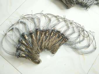 2 bộ giò đón - cáp inox se 4 - bẫy gà rừng 40 chân màu cỏ khô ( cáp inox không rỉ chân đã mài nhọn đánh mọi địa hình )