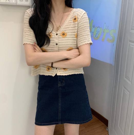 Áo len lửng hoa cúc, hàng QC L1 , chất len sợi đan lưới dáng croptop , thêu hoa cúc