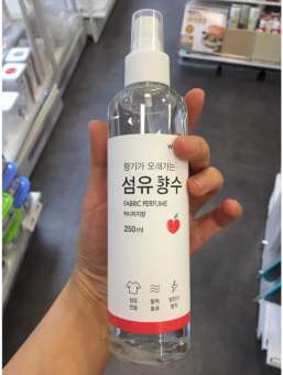 Xịt thơm quần áo Daiso Farbic Perfume 250ml - HỒNG: MÙI ĐÀO