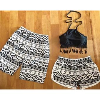 Couple thổ cẩm đi biển