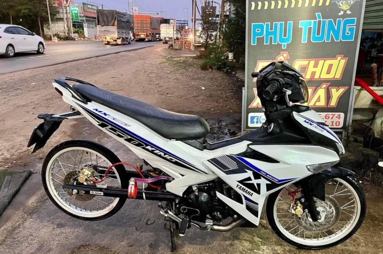Tem xe Exciter 150  447  Thiết kế MX King chrome trắng đen
