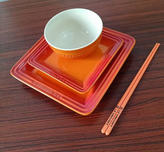 AI AN 29 - Bộ đĩa bát Le creuset sẹc tone, gồm 2 đĩa vuông 1 bát và 1 đũa màu hồng xanh đỏ cam, chất liệu gốm sứ