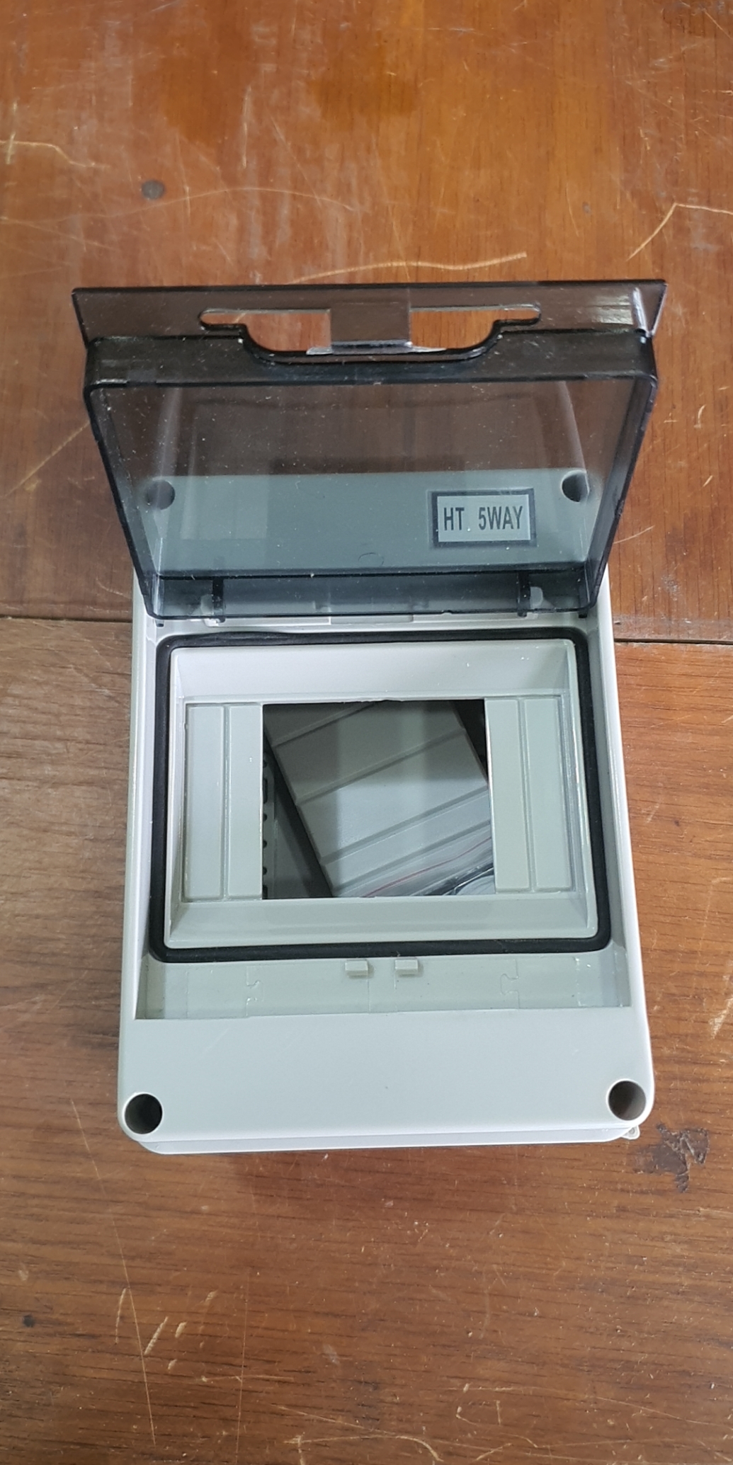 Vỏ tủ điện cho hệ thống điện gắn 2 át đổi và 1 át đơn etek ht-5way