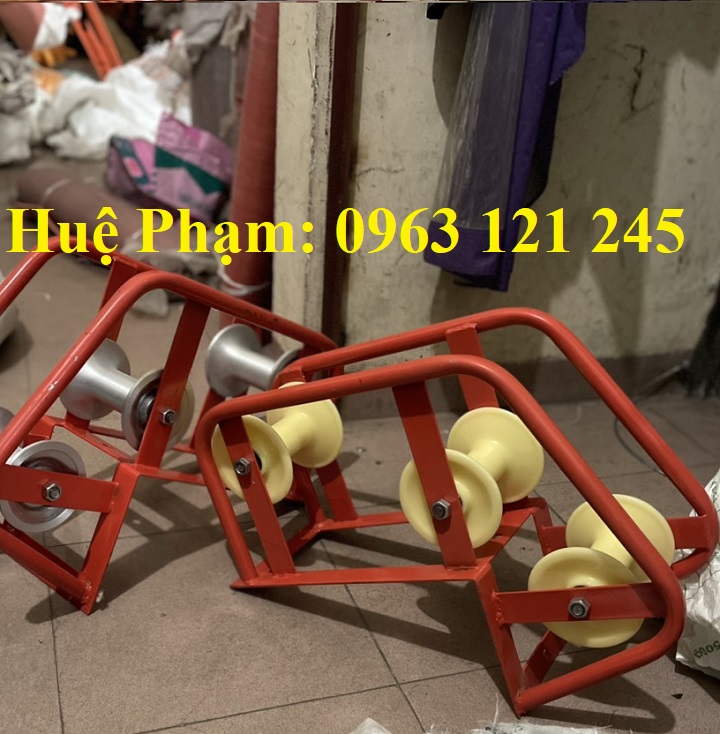 Con lăn kéo dây cáp điện vuông góc