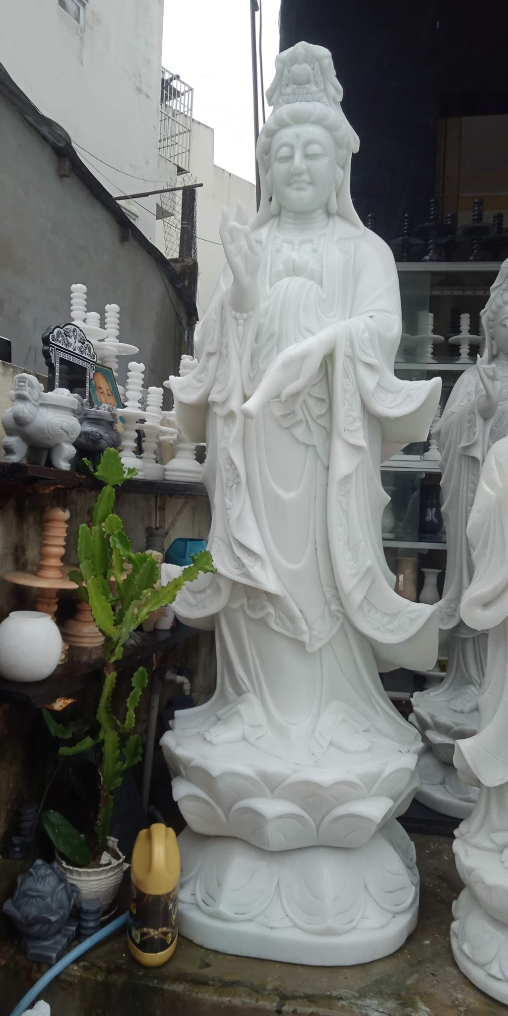 Tượng Phật Bà Quan Thế Âm Bồ Tát đứng đài sen đá trắng - Cao 2,2 m Giá 48,000,000 Đồng*Miễn phí vận chuyển