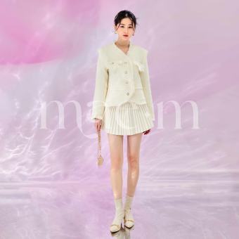 Áo dạ Tweed kem, kết hợp cùng chân váy xếp ly kem sang chảnh MAE MOT