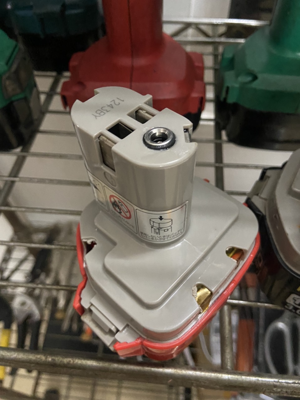 Pin đóng mới 12v 6cell makita -chính hãng loại 1 sả 4a dung lượng cao chuyên ctrinh, bh 3 tháng. loại pin chọt dành cho tất cả các dòng makita nội địa nhật 12v 0971727074