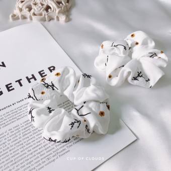 Dây buộc tóc scrunchies cành hoa trắng nhuỵ nâu