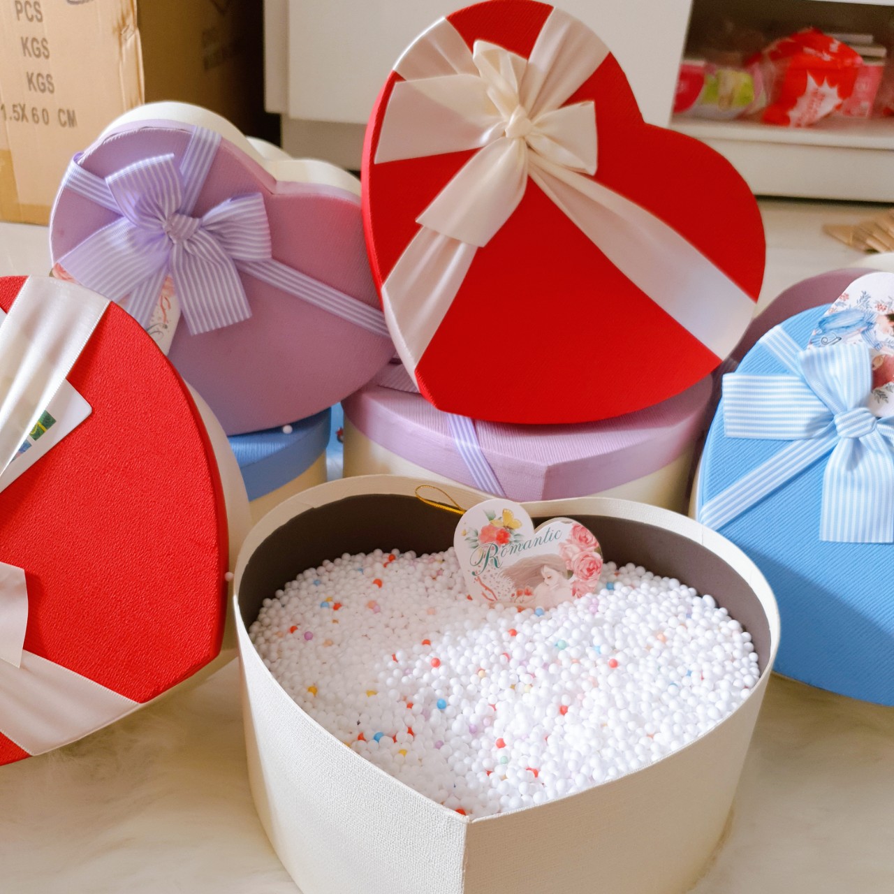 Hộp  quà tặng trái tim size lớn đường kính 28cm  kèm hạt xốp nhiều màu và thiệp sang trọng