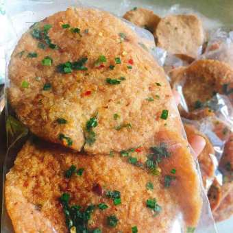 Giá sốc] Combo 4 bịch cơm cháy(12 miếng)(tặng 1 con emoji trang trí bàn hoặc gắn xe khi mua 2 phần trở lên