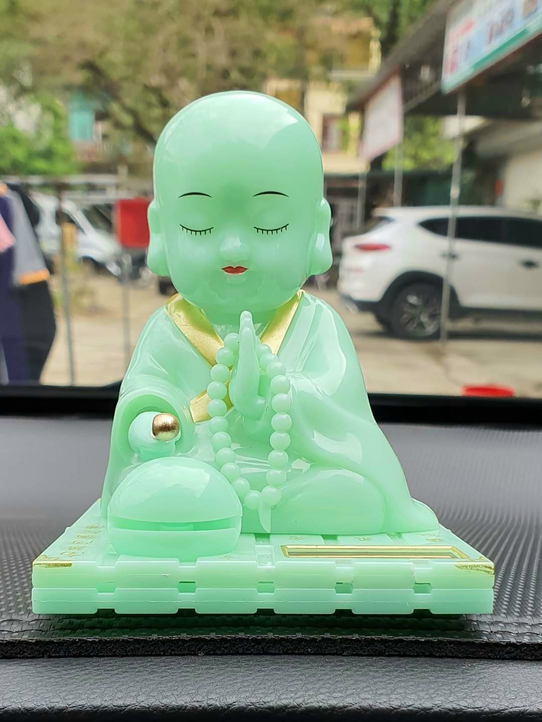 Tượng phật chú tiểu gõ mõ tụng kinh để taplo trang trí xe hơi ô tô