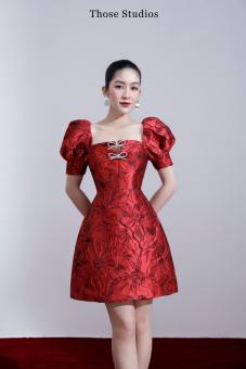 Those Studios Đầm gấm tay phồng, đầm chữ a ngắn Jolie Dress 2 màu đen và đỏ đính Nơ Cài Isie sang trọng