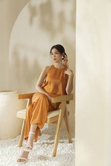 Jumpsuit lụa suông trơn IVY moda MS 18M7268