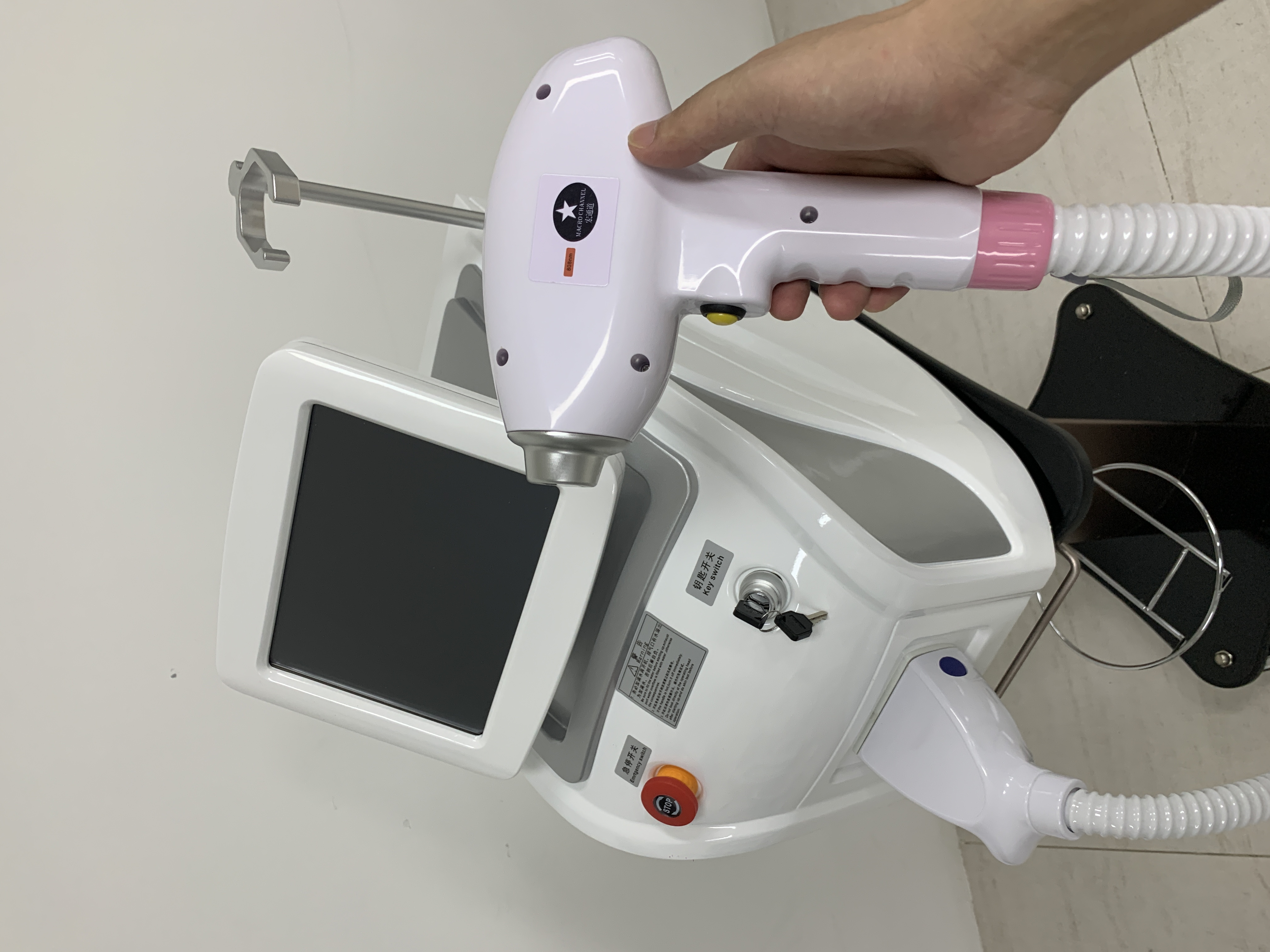 Portable diode laser machine laser hair removal machine 808 wholesale beauty instrument support custom