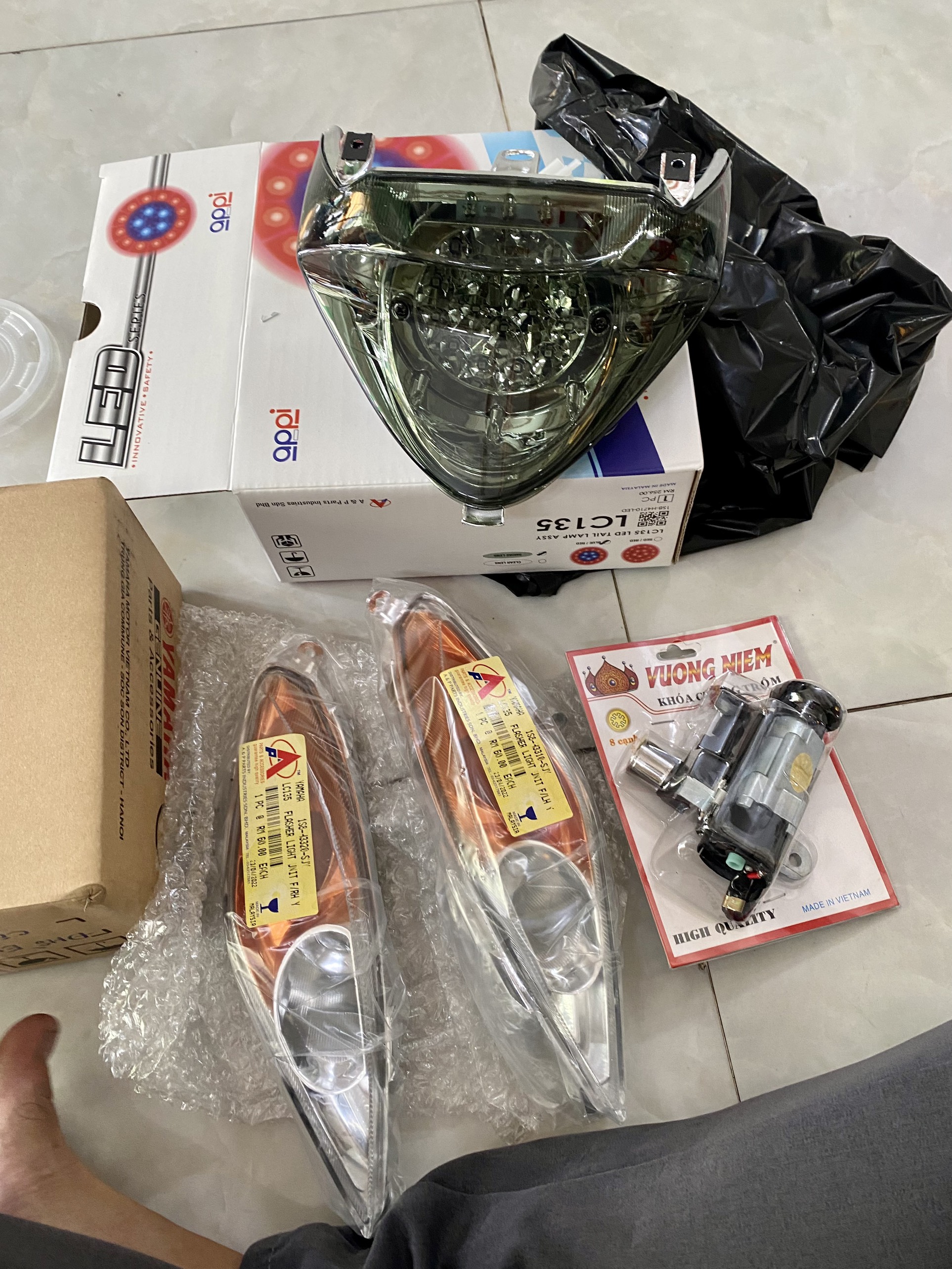 Combo xi nhan + đèn hậu + ổ khóa ex135 2010