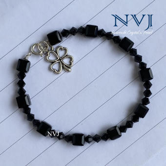 Vòng tay Swarovski chuỗi 10 hạt vuông 6ly màu đen pha lê Áo kèm charm cỏ 4 lá may mắn – Trang sức NVJ