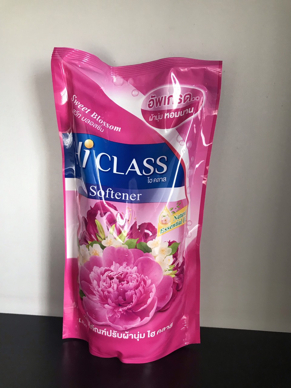 Nước xả vải tinh dầu tự nhiên 550ml Hiclass Sweet Blooming - hồng - Hàng