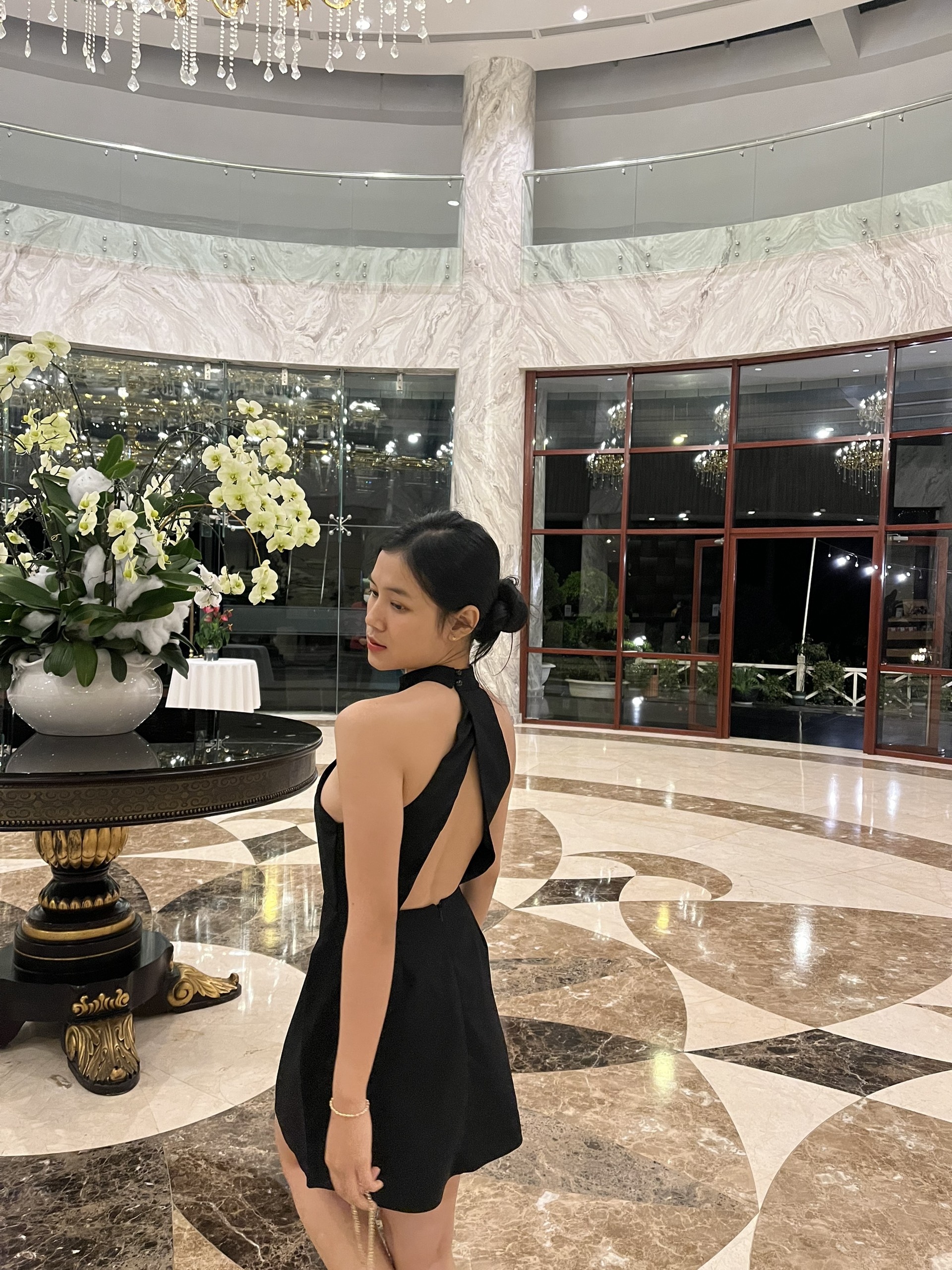 Đầm yếm cổ trụ thanh lịch quyến rũ