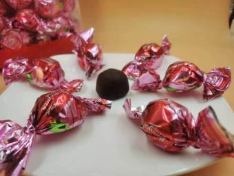 Kẹo Socola nga nhân trái cây/ Kẹo socola nhân si rô trái cây vị cherry - vị mơ Gói 500g mềm ngon