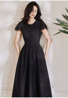 Đầm xoè đen trơn cổ tròn tay ngắn phối lưới