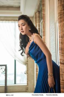 Áo 2 dây xanh lam cổ đổ thiết kế Elise FW2206081TNSIBL