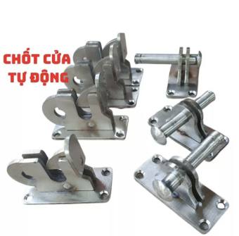 Chốt cửa tự động cài khi đóng cửa, có lỗ móc khóa an toàn