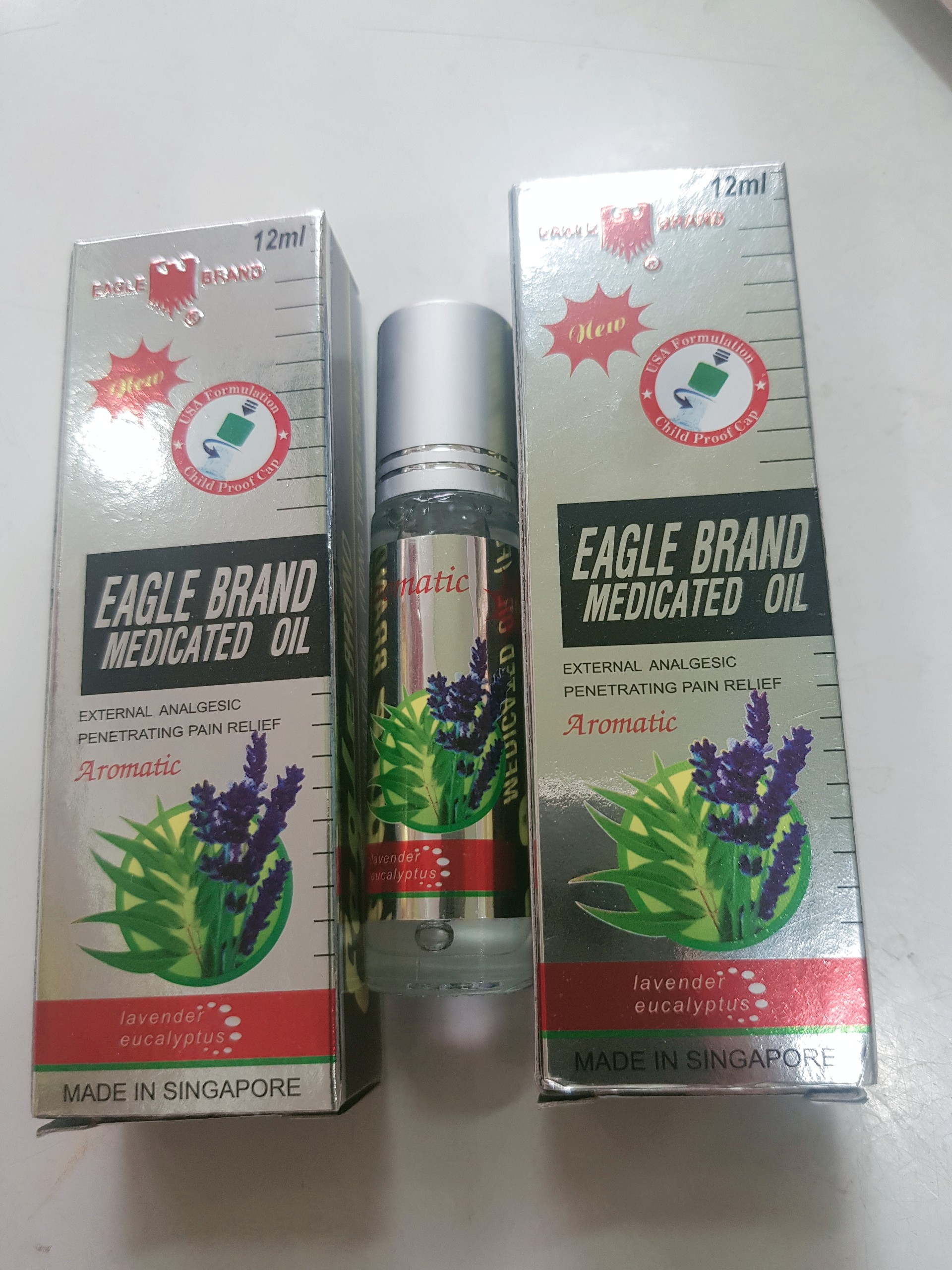 Dầu gió dạng lăn Con Ó Trắng Singapore Eagle Brand Medicated 12ml