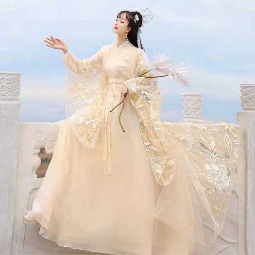 Cô dâu khoác áo Nhật Bình, chú rể diện áo tấc đẹp sững sờ đường rước dâu -  Tuổi Trẻ Online