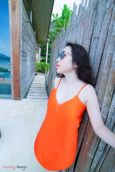 Váy lụa satin thêu tay.