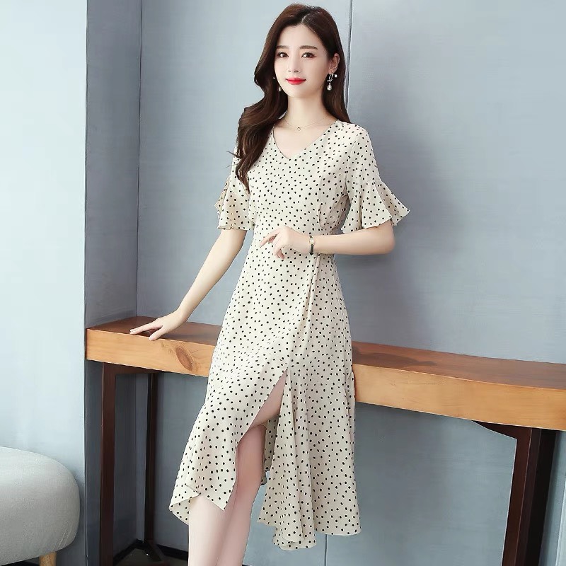 Váy xòe chấm bi có xẻ chân váy