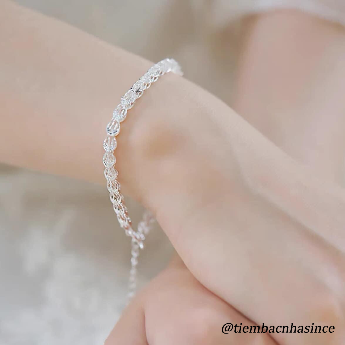 Lắc phụng bạc nữ