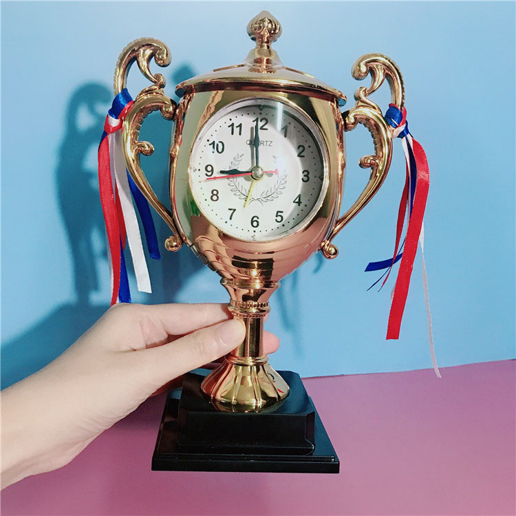 Đồng hồ để bàn, có báo thức hình Cúp Vàng Art Clock