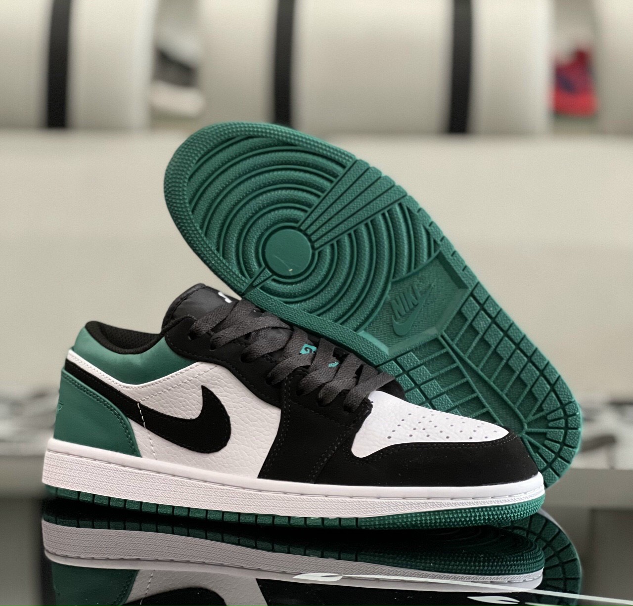 Giày thể thao chạy bộ, bóng đá cho nam Nike Air Jordan 1 Low