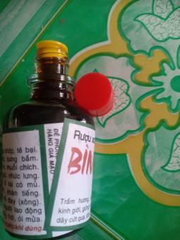 Dầu xoa bóp rượu xoa bóp xương khớp gia truyền Bình An làm từ thảo dược thiên nhiên