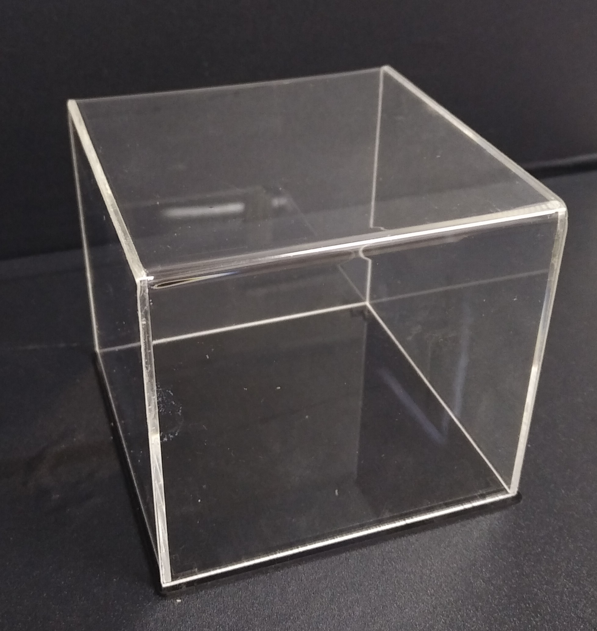 Hộp trưng bày mica trong 10x10cm đế màu đen