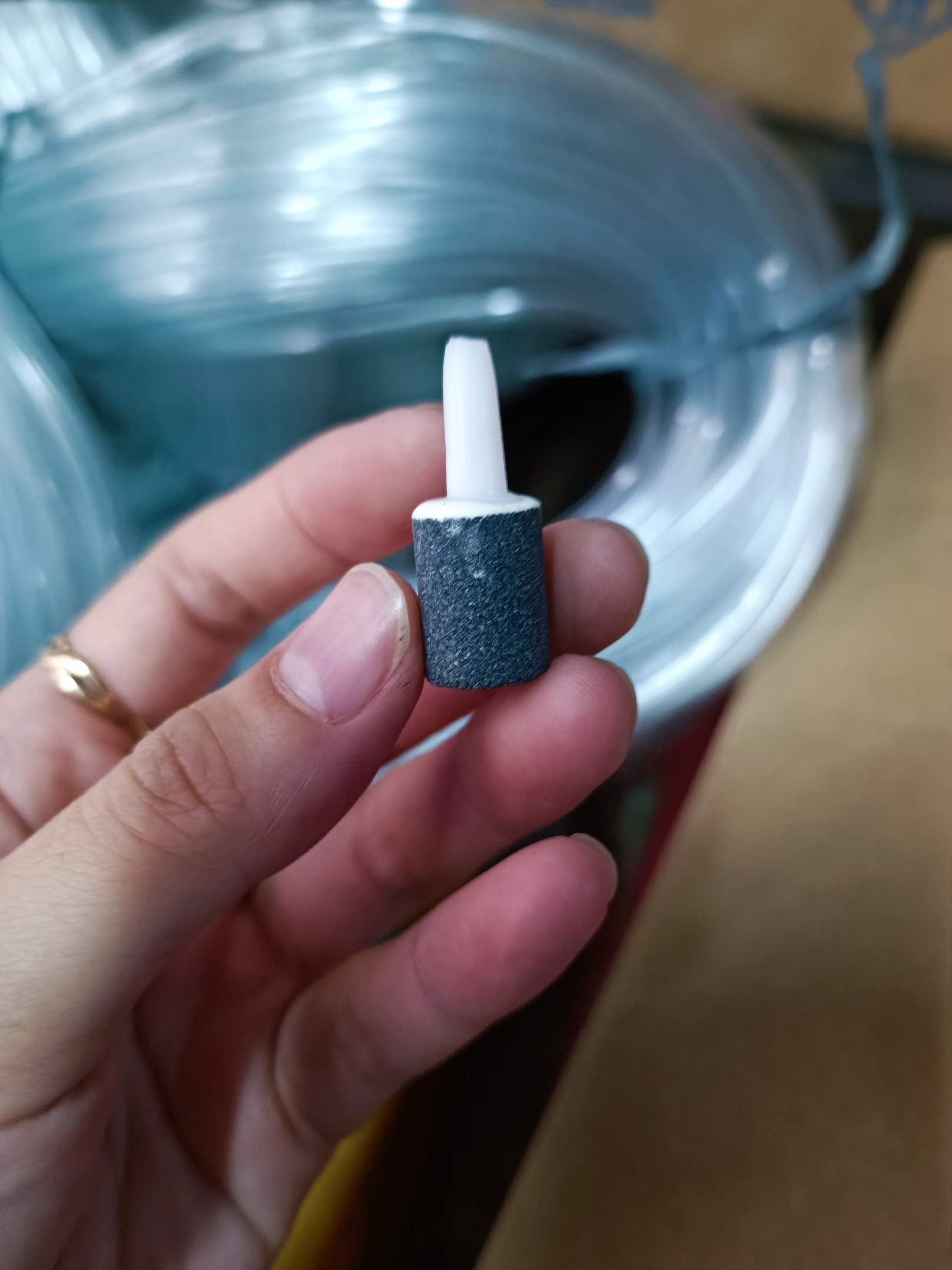 Cục sủi oxy mini hình trụ xám đen size nhỏ - đá sủi mịn cho hồ cá