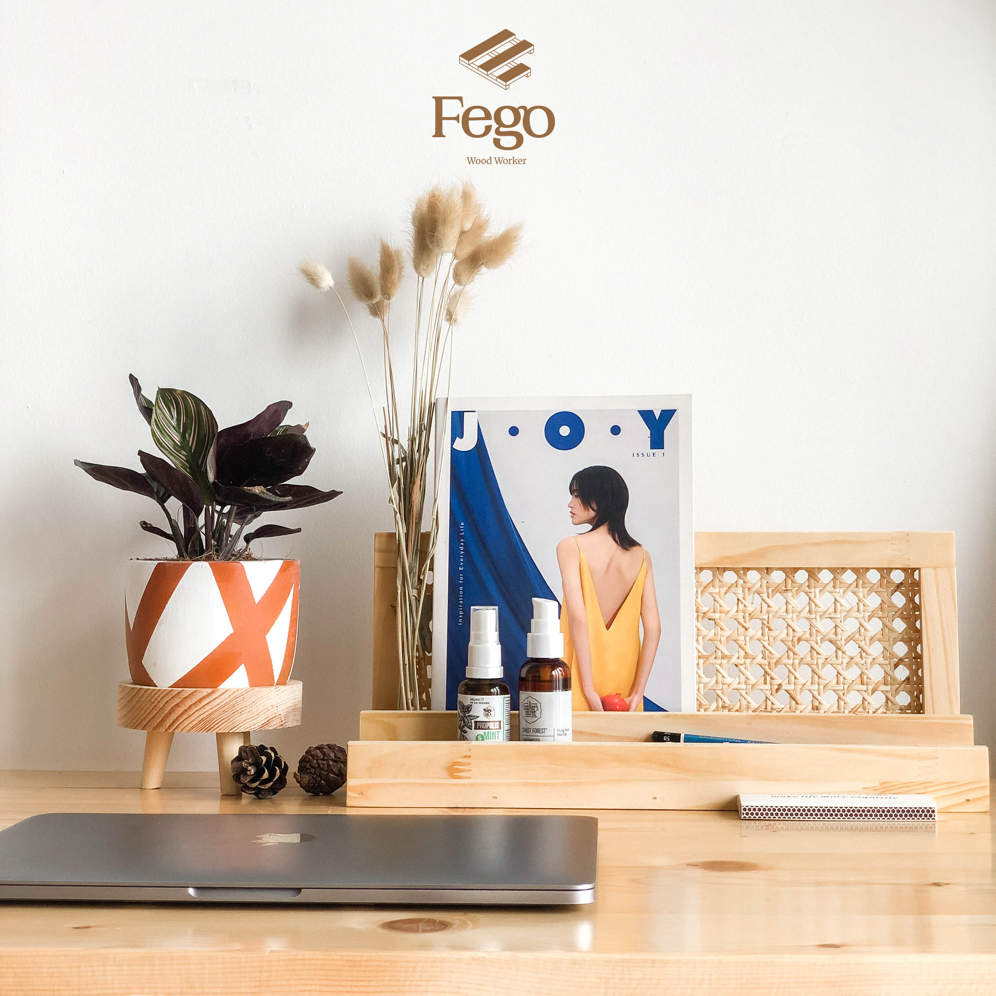 Kệ sách để bàn khung gỗ đan mây FEGO để văn phòng phẩm, kệ gỗ để đồ trang trí, decor bàn làm việc