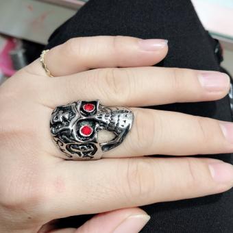 Nhẫn đeo hình đầu lâu