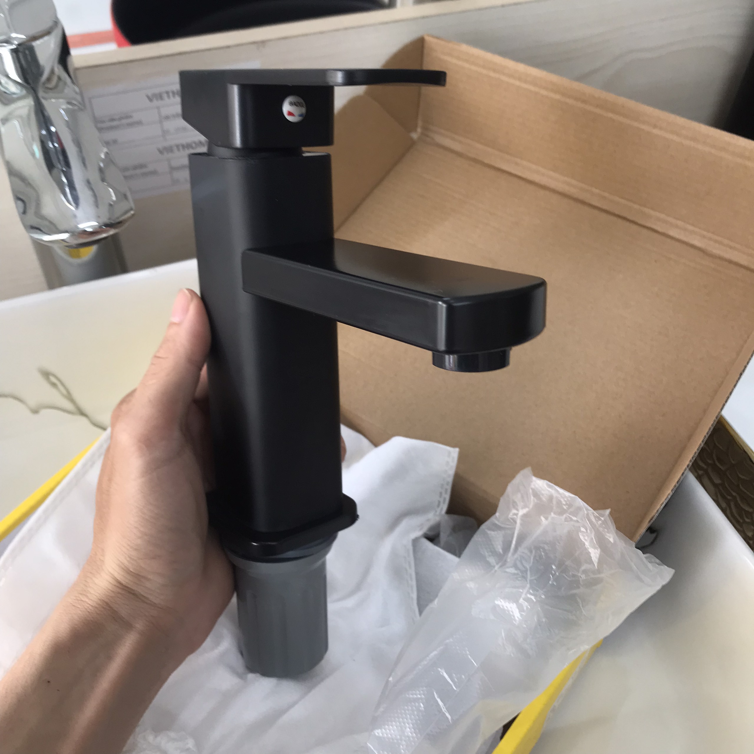 Vòi lavabo nóng lạnh vuống đen