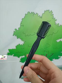 Cán nhựa nhỏ gắn lưỡi lam dùng để rọc tóc