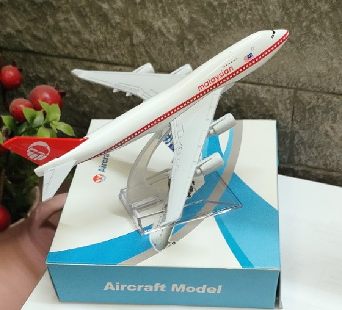 Máy bay mô hình tĩnh B747 Malaysian 16cm