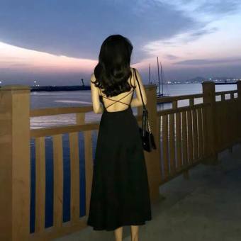 Đầm đen hở lưng dáng dài cực kỳ quyến rũ