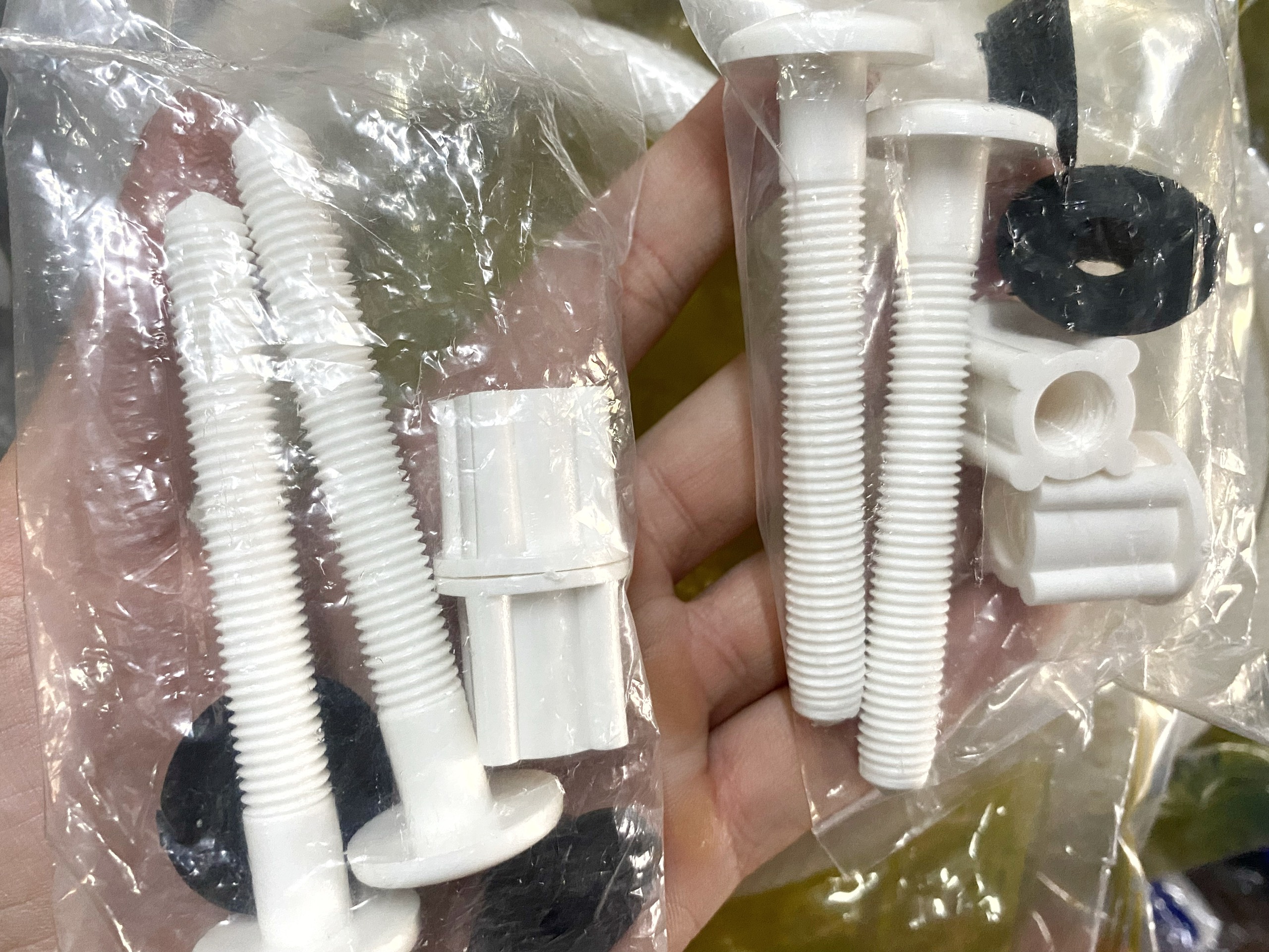 Ốc nắp bồn cầu  chân ốc két nước bồn cầu