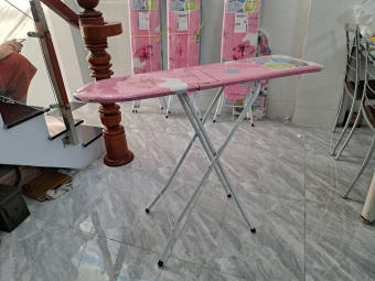 Bàn để ủi quần áo/Cầu là, kệ là quần áo kiểu đứng chân gấp gọn/Mầu ngẫu nhiên