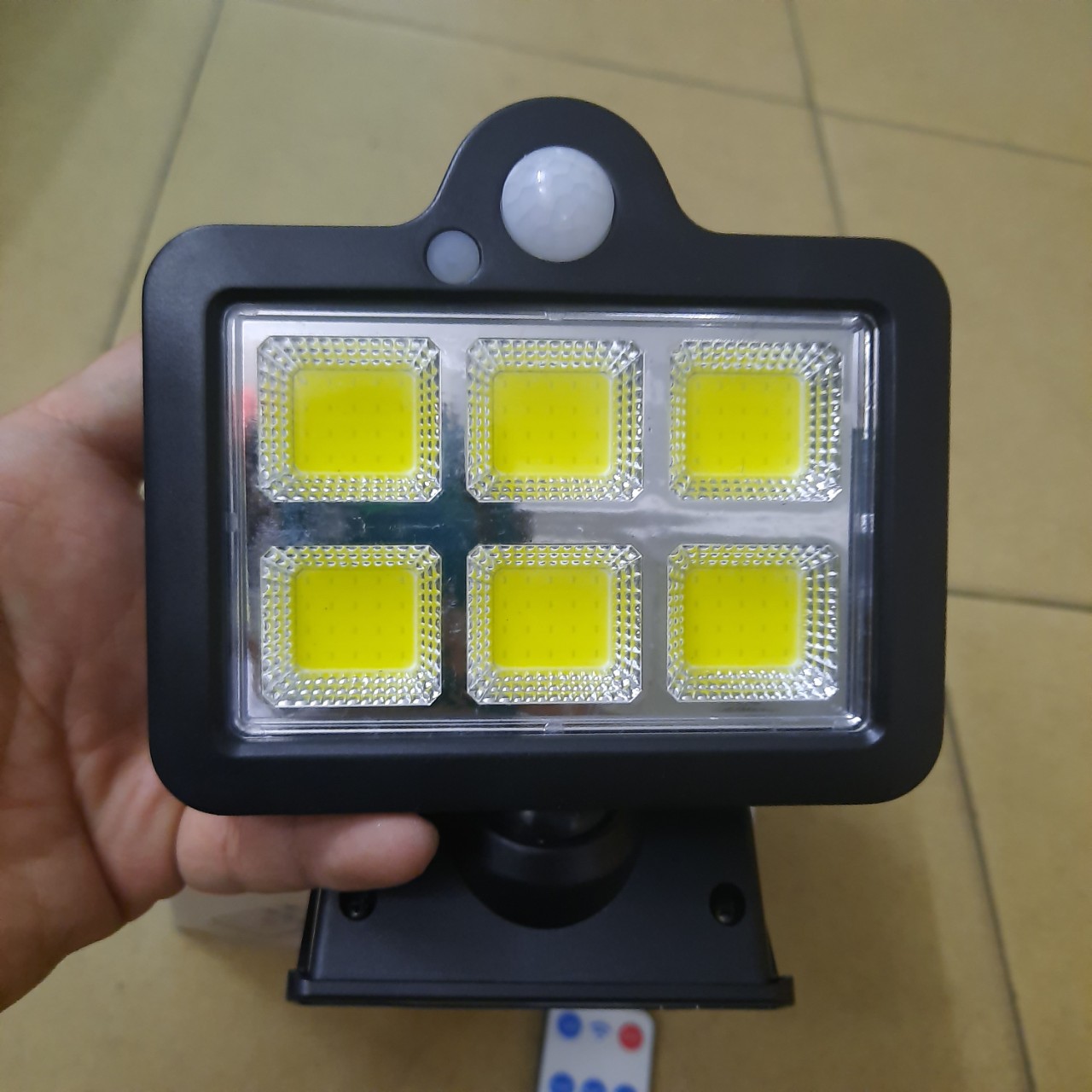 Đèn năng lượng mặt trời sân vườn, Đèn Led Năng Lượng Mặt Trời 120 led kèm remote điều khiển