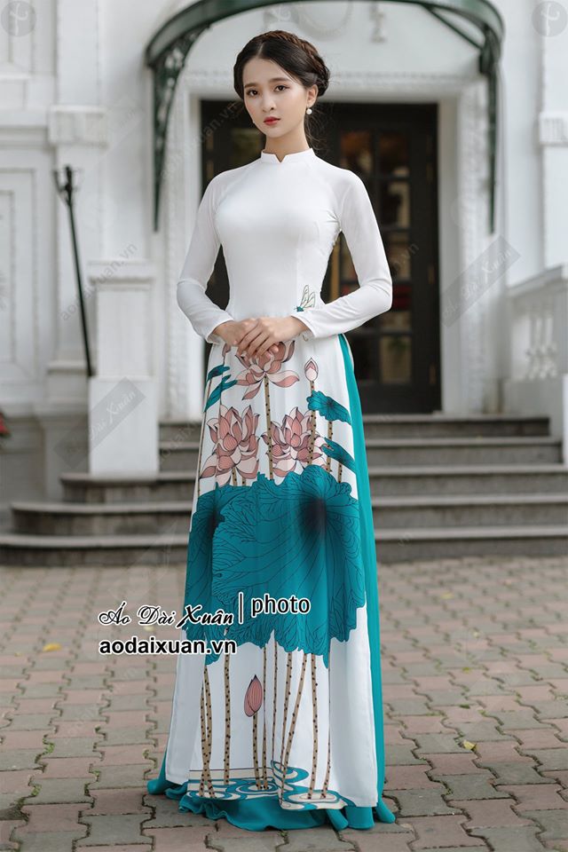 Áo dài hoa sen xanh nền trắng 4 tà, kiểu áo dài có cổ 2cm tà A xòe - CTCP Áo dài Xuân -190402